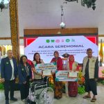 (Foto : Istimewa) Direktur RSUD Moh. Anwar Sumenep (baju merah) berikan bantuan saat Seminar Ortopedi di Pendopo