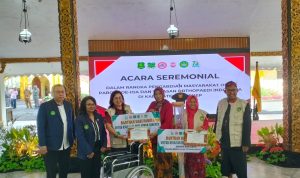 (Foto : Istimewa) Direktur RSUD Moh. Anwar Sumenep (baju merah) berikan bantuan saat Seminar Ortopedi di Pendopo