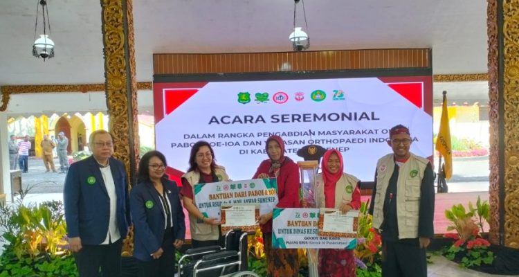 (Foto : Istimewa) Direktur RSUD Moh. Anwar Sumenep (baju merah) berikan bantuan saat Seminar Ortopedi di Pendopo