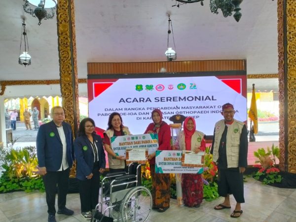 (Foto : Istimewa) Direktur RSUD Moh. Anwar Sumenep (baju merah) berikan bantuan saat Seminar Ortopedi di Pendopo
