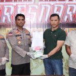 (Foto : Dokumentasi Polres Sumenep) Wakapolres menyerahkan 35 kilogram sabu kepada Ditresnarkoba Polda Jawa Timur