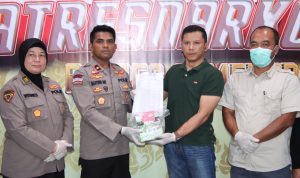 (Foto : Dokumentasi Polres Sumenep) Wakapolres menyerahkan 35 kilogram sabu kepada Ditresnarkoba Polda Jawa Timur