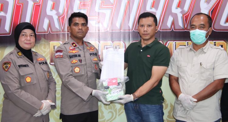 (Foto : Dokumentasi Polres Sumenep) Wakapolres menyerahkan 35 kilogram sabu kepada Ditresnarkoba Polda Jawa Timur