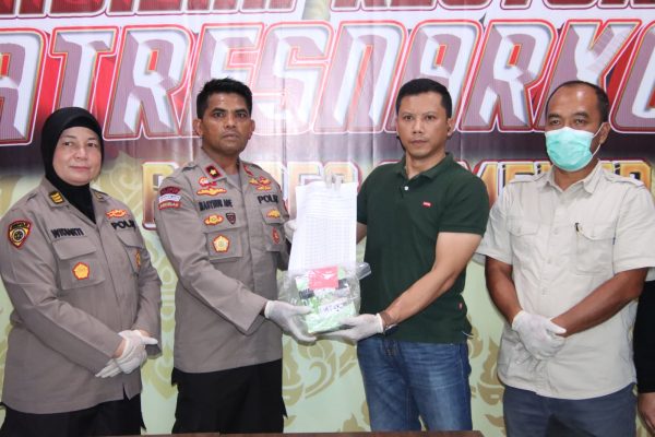 (Foto : Dokumentasi Polres Sumenep) Wakapolres menyerahkan 35 kilogram sabu kepada Ditresnarkoba Polda Jawa Timur